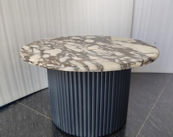 Calacatta-altvioolmarmeren salontafel: moderne ronde accenttafel met gecanneleerd onderstel |