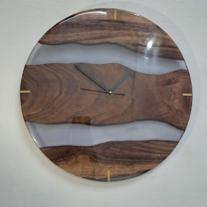 Horloge murale en bois d'acacia Live Edge : décoration de ferme moderne avec des touches d'or