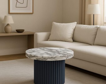 Mesa de centro de mármol Calacatta Viola: moderna mesa auxiliar redonda con base acanalada en azul Nevy