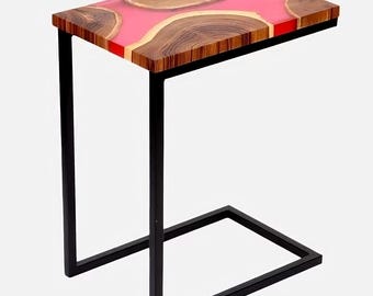 Handgefertigter Beistelltisch aus Harz und Holz: Moderner Beistelltisch mit Metallbeinen