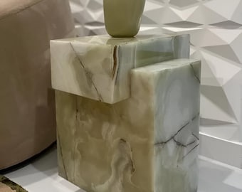 Elegante mesa auxiliar de ónix verde: mesa decorativa de piedra natural con opción de iluminación.