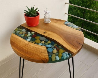 Mesa auxiliar de resina y madera: incrustaciones de piedra de playa, patas de metal negro