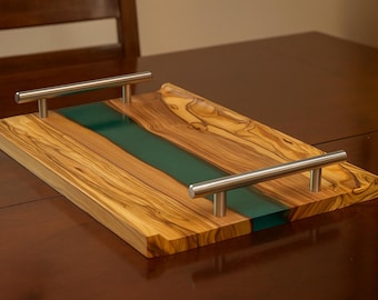 Bandeja de madera de olivo con resina epoxi: decoración rústica para cocina con asas de acero