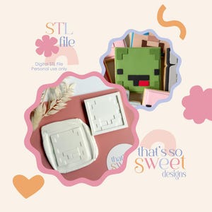 Könnte beinhalten: Ein Bild mit einem grünen, quadratischen Keks mit schwarzen und roten Details, der einem pixeligen Charakter ähnelt. Das Bild enthält auch weiße quadratische Formen und den Text "STL file" und "that's so sweet designs."