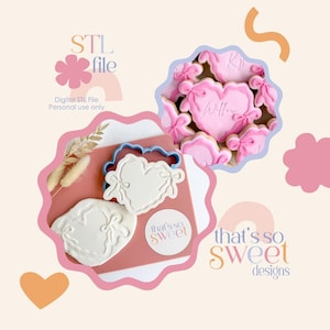 Puede incluir: Imagen de galletas en forma de corazón y cortadores. Las galletas están decoradas con glaseado rosa y lazos, con el nombre "Willow" en una. También se ve el texto "STL file" y "that's so sweet designs".