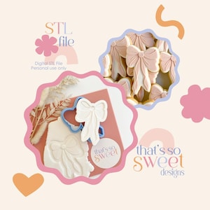 Może przedstawiać: Obraz ciasteczek w kształcie kokardek i wykrawaczki do ciastek w kształcie kokardki. Ciasteczka są jasnoróżowe z białymi akcentami. Wykrawaczka jest niebieska. Obraz zawiera również tekst "STL file" i "that's so sweet designs".