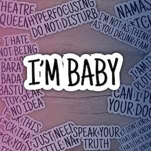 Ik ben een baby | Grappige motiverende sticker - geestige sticker voor laptop, waterfles, notebook, dagboek - humor en positiviteit cadeau