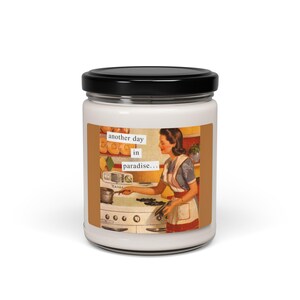 Funny Housewife appeloogst herfstgeurende sojakaars, 9oz