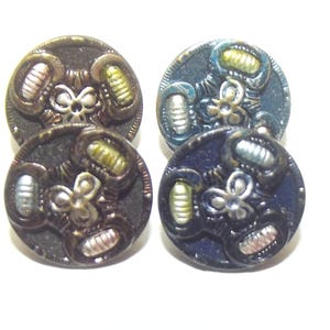 Puede incluir: Un juego de tres tazas de cerámica con acabado mate moteado. Las tazas son de color crema, gris claro y gris oscuro. Cada taza tiene un diseño simple y minimalista.