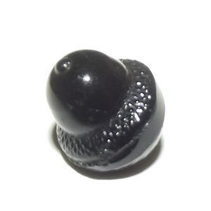 Puede incluir: Un objeto negro brillante en forma de bellota. La parte superior es lisa y redondeada, mientras que la base tiene un patrón texturizado y punteado. El objeto está sobre un fondo blanco liso.