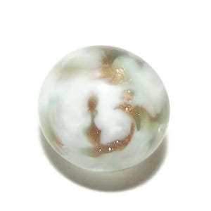 Può includere: Una biglia rotonda di vetro con un motivo a vortice di bianco, marrone e oro. Il marmo ha una finitura lucida ed è posto su uno sfondo bianco. Questa biglia decorativa è ideale per i collezionisti.