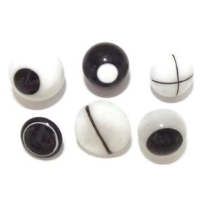 Puede incluir: Una colección de seis cuentas decorativas en blanco y negro. Las cuentas tienen varias formas, incluyendo redondas y ovaladas, con diferentes patrones en blanco y negro. Algunas tienen un círculo negro, una línea negra o una cruz negra.