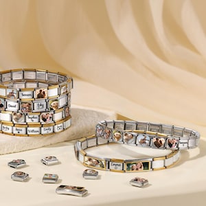 Peut inclure: Bracelets à breloques photo personnalisées avec des accents dorés et argentés. Breloques individuelles avec photos et noms tels que "Sanam", "Sophia" et "Emma". Plusieurs breloques en vrac sont éparpillées autour des bracelets.