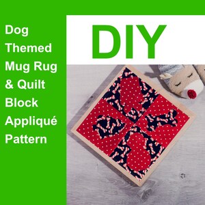 Puede incluir: Un patrón de aplique de bloque de edredón y alfombra para tazas con temática de perros. El diseño cuadrado presenta un fondo rojo con lunares blancos y recortes en forma de perro llenos de un patrón de bastón de caramelo azul marino y blanco. La palabra "DIY" está en verde.