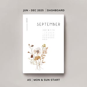 Op de afbeelding: Een witte A5-kalenderpagina voor september 2025 met een bloemen aquarelontwerp. De kalender bevat de dagen van de week en de data. De tekst "JUN - DEC 2025 | DASHBOARD" en "A5 | MON & SUN START" staat bovenaan en onderaan.