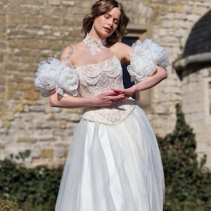 Könnte beinhalten: Ein Set aus drei Keramikbechern mit gesprenkelter, matter Oberfläche. Die Becher sind in den Farbtönen Creme, Hellgrau und Dunkelgrau gehalten. Jeder Becher hat ein schlichtes, modernes Design und einen abgerundeten Henkel.