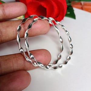 Sterling Silber Armreifen, Set mit 2 Armreif, handgemachte Twisted Armreifen, elegantes Spiral Design Armband, Geschenk für Frauen ethnischen Schmuck Geschenk