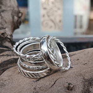 Anelli impilabili in argento sterling 925 fatti a mano — Set di fasce testurizzate minimaliste, set di 7 anelli delicati