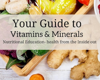 Op de afbeelding: Een houten kist gevuld met vers fruit en groenten, waaronder appels, citroenen, limoenen en gember. De afbeelding bevat de tekst "Your Guide to Vitamins & Minerals" en "Nutritional Education- health from the Inside out".