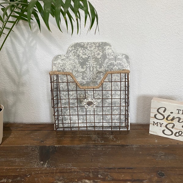 Shabby Chic Wall Mounted Wood and Metal Mail Organizer