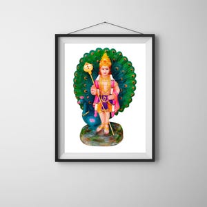 Lord Murugan Foto mit mehrfarbigem Thogai Pfau - spirituelle Wanddekoration für Pooja Raum | Poster mit hinduistischem Gott für Home Tempel | Mayil Kunstwerk