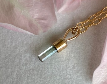 BÄSTSÄLJARE Halsband med vattenmelon-turmalinhänge; MASSIVT 14k guld, rosa och grön ädelsten, oktobers födelsesten