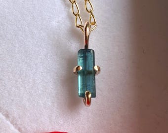 Collana con pendente in tormalina indicolite grezza: cristallo blu turchese, placcato in oro 14k, pietra portafortuna di ottobre