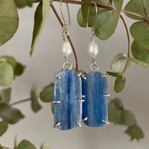 Long Kyanite and Freshwater Pearl Earrings, Natural Raw Kyanite and Pearl Earrings, Blue Long Earrings, Prong Set Gemstone Earrings, Cantik