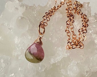 Halsband med hänge i vattenmelon-turmalin; Rosa och grön naturlig ädelsten, oktobers födelsesten