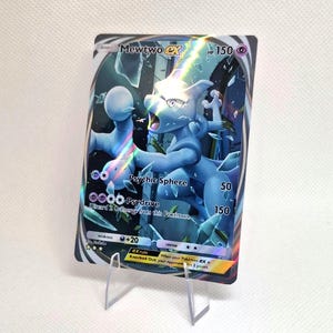 Könnte beinhalten: Eine Mewtwo EX Sammelkarte mit einer holografischen Illustration des violett-weißen Charakters, umgeben von Glassplittern. Die Karte zeigt den Text Psychic Sphere, Psydrive und 150 HP in einer dunkelblauen und violetten Farbpalette.