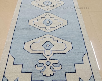 Tappeto passatoia geometrico annodato a mano blu / Tappeto stretto da corridoio in stile turco / Tappeto turco annodato blu tenue / Tappeto passatoia antico in lana Oushak