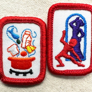Puede incluir: Dos parches bordados con bordes rojos. Uno presenta im&aacute;genes relacionadas con la cocina, como una olla, un gorro de chef y un cart&oacute;n de leche. El otro muestra a una persona escalando y a otra en un arco azul. Ambos parches tienen fondos blancos.