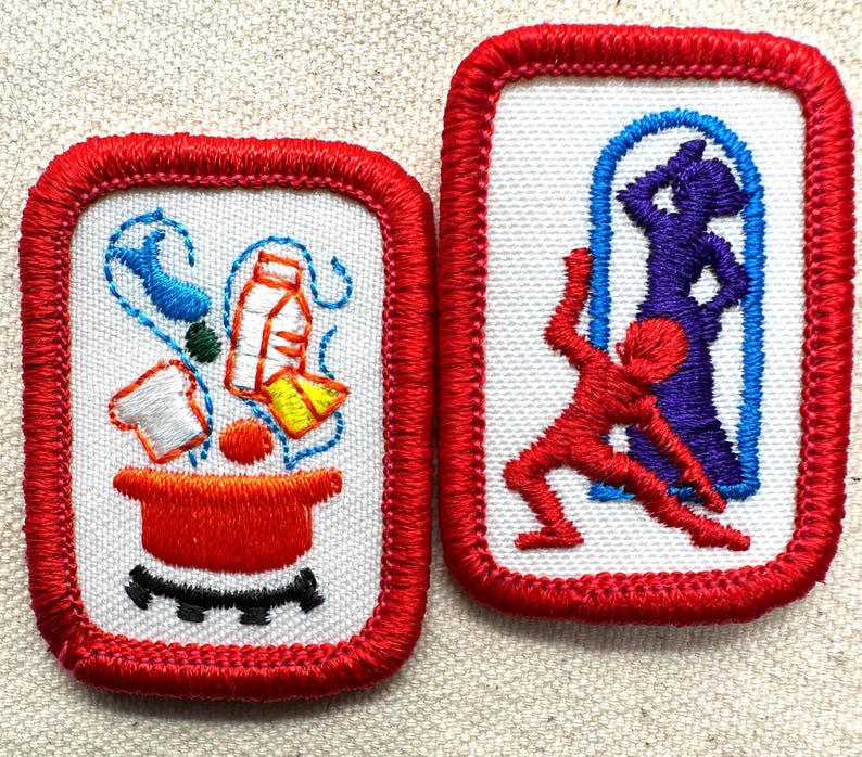 Puede incluir: Dos parches bordados con bordes rojos. Uno presenta im&aacute;genes relacionadas con la cocina, como una olla, un gorro de chef y un cart&oacute;n de leche. El otro muestra a una persona escalando y a otra en un arco azul. Ambos parches tienen fondos blancos.