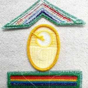 Puede incluir: Tres parches bordados: un gal&oacute;n verde y multicolor, un &oacute;valo amarillo con un dise&ntilde;o de sol y un parche rectangular verde con rayas arco&iacute;ris. Los parches est&aacute;n sobre una tela texturizada blanquecina.