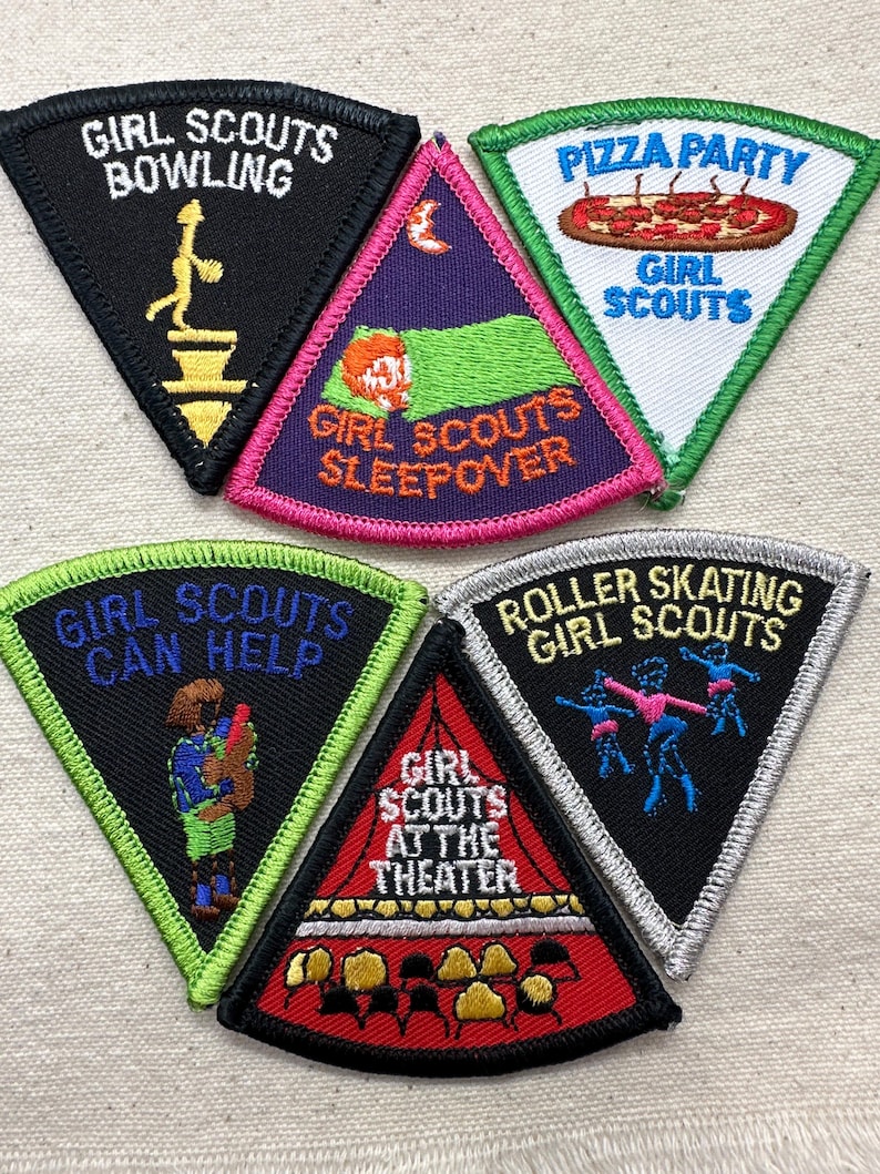 Puede incluir: Un conjunto de seis parches de Girl Scouts con dise&ntilde;os y textos bordados. Los parches muestran frases como "Girl Scouts Bowling", "Pizza Party" y "Roller Skating Girl Scouts". Cada parche tiene una ilustraci&oacute;n &uacute;nica.