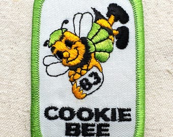 Vintage 1983 Girl Scout Cookie Sales Patch – Cookie Bee Theme - Light Green Border- Baker Unknown