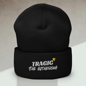 Gorro de Tragic the Gathering – Gorro divertido de parodia de TCG – Meme del juego de cartas Magic – Ropa urbana triste de Wizardcore – Idea de regalo para gamers – Exclusivo de TDOD