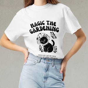 Chemise Magic the Gardening – T-shirt drôle de chat Cottagecore – Cadeau parodie MTG – Streetwear Mushroomcore TCG – Chemise Witchy Camping Flower