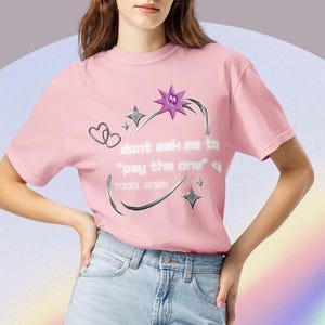 Zahlen Sie nicht das eine Shirt - Rhystic Studie MTG Meme Tee - Y2K Bratcore Gamer Girl Ästhetik - Lustige Magie the Gathering Top - Edh Kommandant