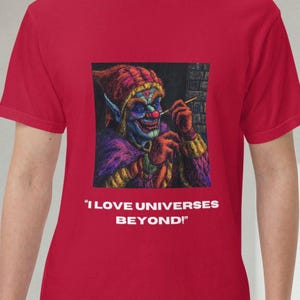 Camiseta meme "Universos más allá" - Camiseta de jugador de MTG - Regalo divertido de comandante - Parodia de Magic: The Gathering - Camiseta urbana roja de TCG - Fanático de los juegos de mesa