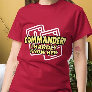 Commander I Hardly Know Her-tröja – Rolig MTG Commander-tröja – EDH Meme-tröja – Magic the Gathering-spelarens gåva – Gen Z-nördhumortröja