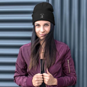 Gorro de maná incoloro TDOD – Gorra minimalista inspirada en MTG – Ropa de juego negra – Gorra de calavera bordada con símbolo mágico – Regalo para jugadores de TCG