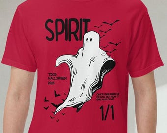 Op de afbeelding: Rood t-shirt met een witte spookafbeelding en het woord "SPIRIT" in zwart. Het ontwerp bevat vleermuizen, de tekst "TDOD HALLOWEEN 2025" en de zin "ONCE I DREAMED OF DEATH BUT NOW IT DREAMS OF ME".