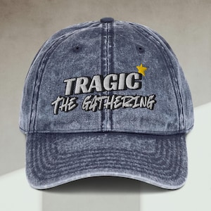 Chapeau Tragic The Gathering - Casquette brodée bleue délavée - Parodie de joueur de l'an 2000 - Chapeau MTG Meme Dad - Cadeau streetwear TCG amusant - Sorcière pop star
