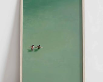 ミニマリストなバスルームの壁アート、侘び寂びセージグリーンの抽象画プリント、水泳湖のプリント、穏やかなジャパンディの壁アート、水泳者のポスターデジタル