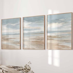 Puede incluir: Un juego de tres tazas de cerámica con un acabado mate moteado. Las tazas son de color crema, gris claro y gris oscuro. Cada taza tiene un diseño simple y minimalista.