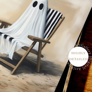 K&ouml;nnte beinhalten: Digitaler Kunstdruck eines Geistes, der in ein wei&szlig;es Laken mit schwarzen Augenl&ouml;chern geh&uuml;llt ist und in einem Holz-Strandstuhl mit schwarz-wei&szlig; gestreiftem Stoff sitzt. Der Hintergrund zeigt einen Sandstrand und einen beigen Himmel.