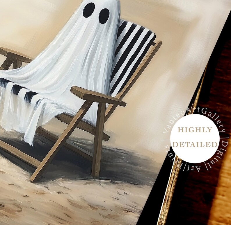 K&ouml;nnte beinhalten: Digitaler Kunstdruck eines Geistes, der in ein wei&szlig;es Laken mit schwarzen Augenl&ouml;chern geh&uuml;llt ist und in einem Holz-Strandstuhl mit schwarz-wei&szlig; gestreiftem Stoff sitzt. Der Hintergrund zeigt einen Sandstrand und einen beigen Himmel.