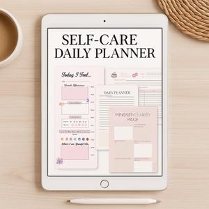 Op de afbeelding: Een digitale tablet met een dagelijkse zelfzorgplanner. Het scherm toont verschillende pagina's, waaronder een "Today I Feel..." sectie, een dagplanner en een "Mindset-Clarity Page". De planner heeft een zachtroze en witte kleurstelling.