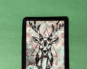 Ciervo geométrico: pegatina para portátil con temática de bosque